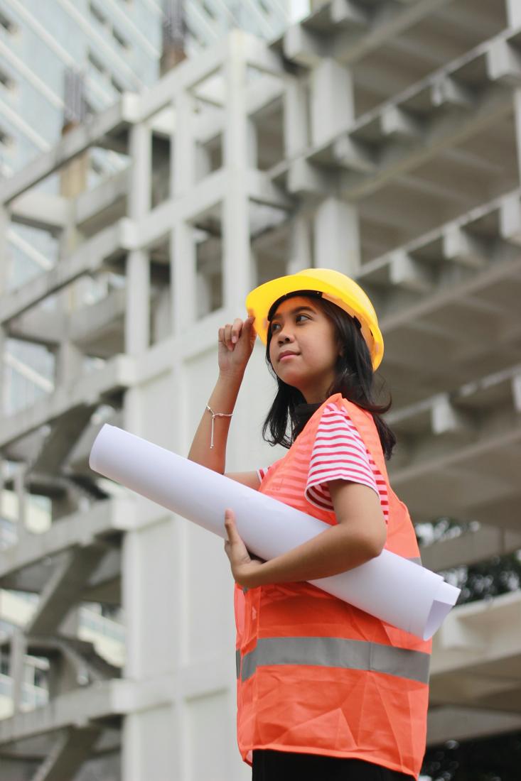 Engenheira de segurança com capacete em obra